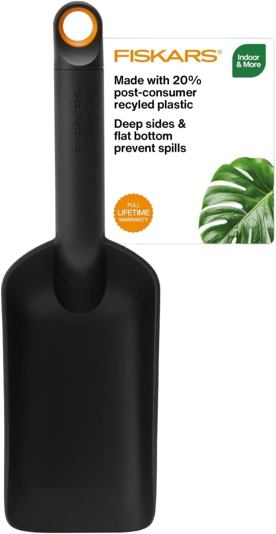 Fiskars Soil Scoop, Indoor Potting and Transplanting Tool, Recycled Plastic Garden Soil Scooper, 1.5 Cup Capacity, Black