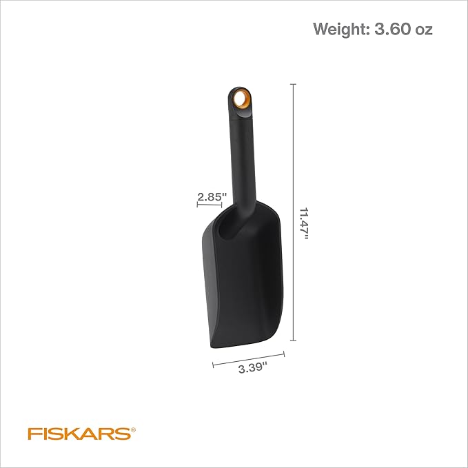Fiskars Soil Scoop, Indoor Potting and Transplanting Tool, Recycled Plastic Garden Soil Scooper, 1.5 Cup Capacity, Black