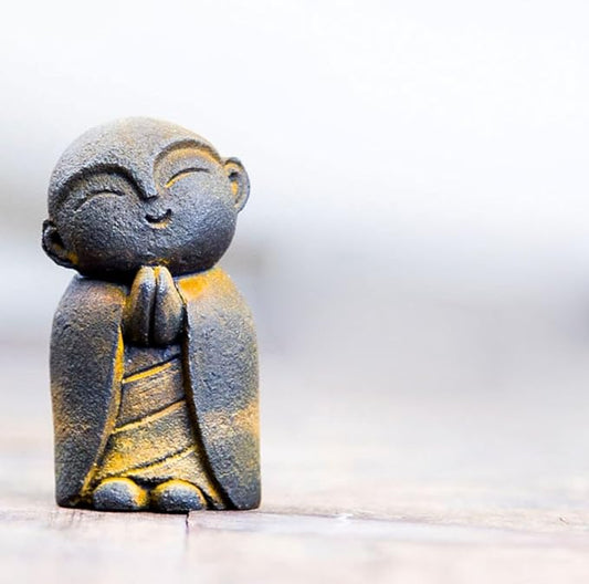 OwMell Japanese Jizo Monk Statue, Buddha Jizo Figurine Memorial Aquarium Statue Ornament - Tilt Smile Iron