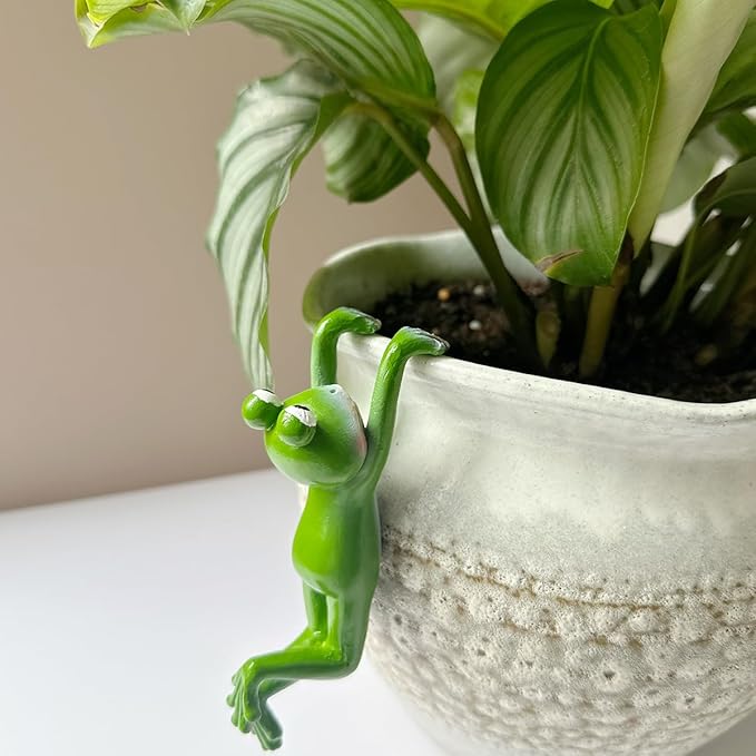 Cute Climbing Frog Figurines Flower Pot Hugger Resin Hanging Frog Sculpture Outdoor Statue Plant Pot Decorations for Home Garden Fence Balcony Patio Lawn Yard Ornaments (Front)