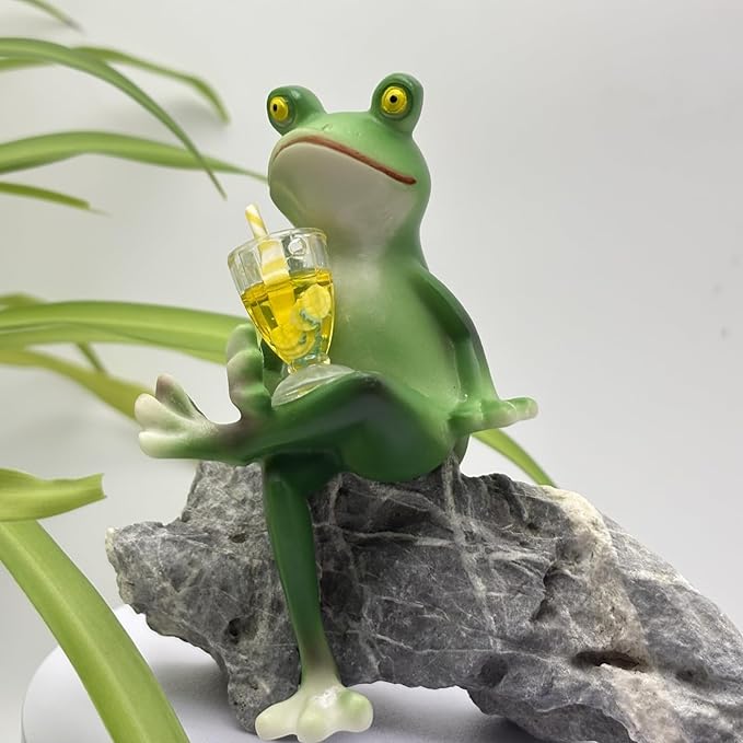Funny Frog Garden Decor Outdoor, Frog Figurines Plant Decorations for Pots, Resin Frogs Gifts for Women, Mini Frogs Garden Statue Planter Hugger for Flower, Yard, Lawn,Outside（4.14"x2.36"x1.97"）