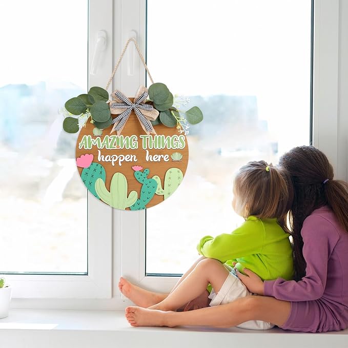 HLNIUC Amazing Things Happen Here Wooden Sign(11”x11”) 3D Round Desert Cactus Door Hanger,Inspirational Classroom Teacher Wreath Hanging Plaque,Cute Cactus Front Door Wood Signs for Preschool Daycare