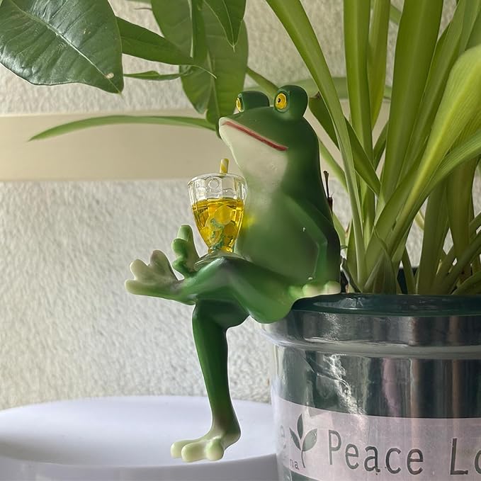 Funny Frog Garden Decor Outdoor, Frog Figurines Plant Decorations for Pots, Resin Frogs Gifts for Women, Mini Frogs Garden Statue Planter Hugger for Flower, Yard, Lawn,Outside（4.14"x2.36"x1.97"）