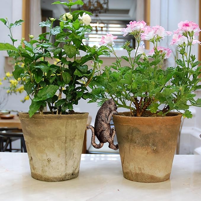 Vintage Bronze Climbing Cat Statue Flower Pot and Vase Hugger Figurines Terrarium Planter Edge Decor Resin Art Patio Lawn Yard Ornaments Outdoor Fence Decorations