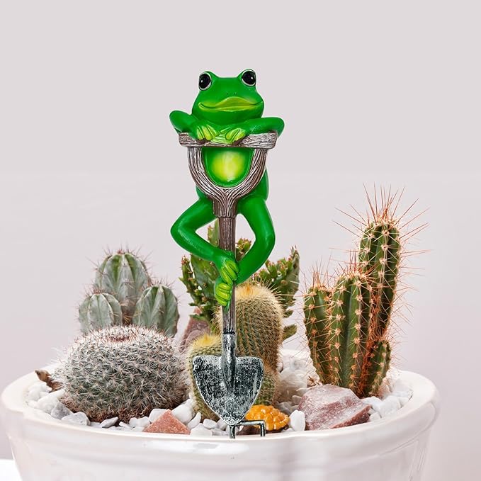 Frog Garden Statue Resin Frog Planter Figurine Holding Shovel Outdoor Fairy Garden Patio Yard Lawn Decoration Whimsical Plant Pots Stake Decor Sculpture Miniature Animal Ornament Housewarming Gift