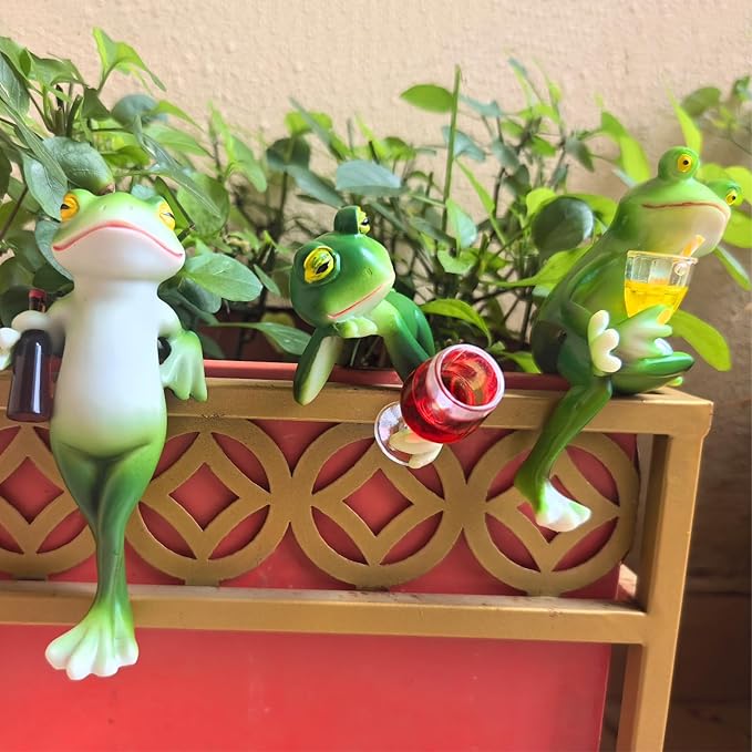 Funny Frog Garden Decor Outdoor, Frog Figurines Plant Decorations for Pots, Resin Frogs Gifts for Women, Mini Frogs Garden Statue Planter Hugger for Flower, Yard, Lawn,Outside（1.78"x4.73"x2.36"）