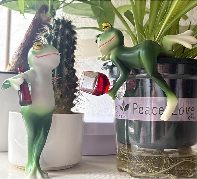 Funny Frog Garden Decor Outdoor, Frog Figurines Plant Decorations for Pots, Resin Frogs Gifts for Women, Mini Frogs Garden Statue Planter Hugger for Flower, Yard, Lawn,Outside（1.78"x4.73"x2.36"）