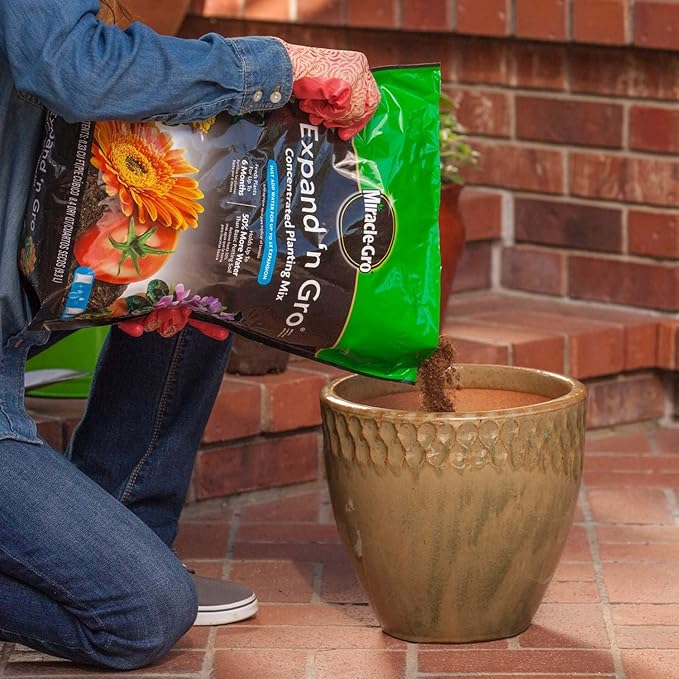 Miracle-Gro Expand 'n Gro Concentrated Planting Mix, Just Add Water for up to 3X Expansion, For Container and In-Ground Use, .67 cu. ft. Expands up to 2 cu. ft.
