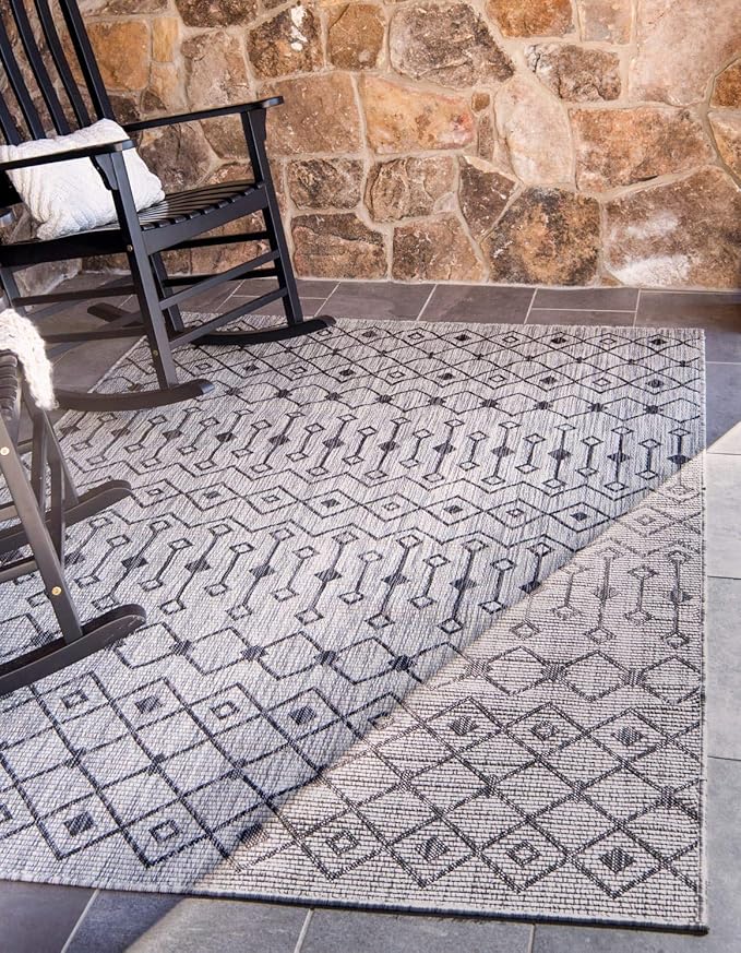 Unique Loom Outdoor Trellis Collection Area Rug - Tribal Trellis (6' 1" x 9' Rectangle, Gray/ Black)