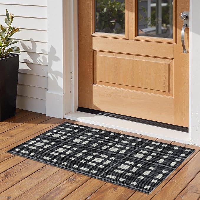GENIMO Christmas Door Mat 18X30 Inch Buffalo Plaid Christmas Decor Rug Outdoor Geometric Checked Rugs, Washable Carpet for Front Porch, Kitchen, Farmhouse, Entryway Low Pile Doormat Black and White
