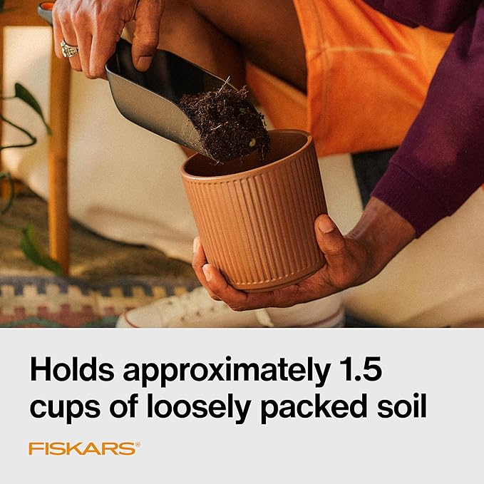 Fiskars Soil Scoop, Indoor Potting and Transplanting Tool, Recycled Plastic Garden Soil Scooper, 1.5 Cup Capacity, Black