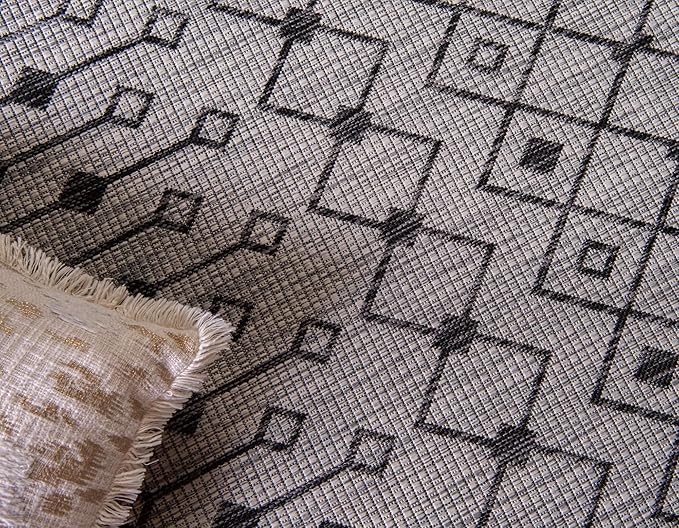 Unique Loom Outdoor Trellis Collection Area Rug - Tribal Trellis (4' 1" x 6' 1" Rectangle, Gray/ Black)