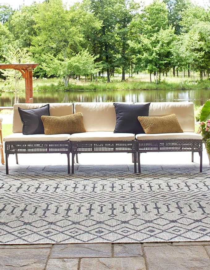Unique Loom Outdoor Trellis Collection Area Rug - Tribal Trellis (7' 10" Square, Gray/ Black)