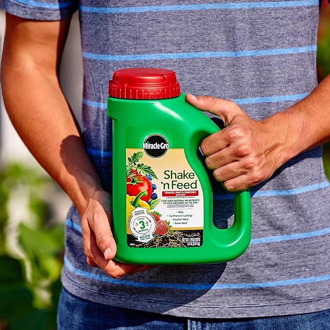 Miracle-Gro Shake 'N Feed Tomato, Fruit & Vegetable Plant Food, Plant Fertilizer, 4.5 lbs. (6-Pack)