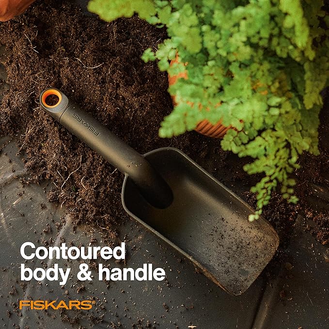 Fiskars Soil Scoop, Indoor Potting and Transplanting Tool, Recycled Plastic Garden Soil Scooper, 1.5 Cup Capacity, Black